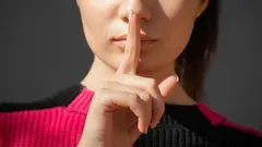 Ce zodie minte cel mai des?