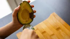 Nu vă grăbiți să aruncați un avocado înnegrit: iată când îl mai puteți mânca