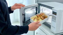 Ce nu trebuie încălzit sub nicio formă în cuptorul cu microunde?