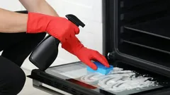 Cel mai eficient produs pentru îndepărtarea petelor vechi de grăsime și a murdăriei din cuptorul dumneavoastră.