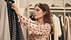 10 lucruri pe care femeile cu adevărat elegante nu le poartă niciodată, indiferent cât de la modă devin