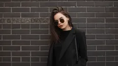 Nu e doar un stil: ce spune psihologia despre oamenii care poartă mereu negru?