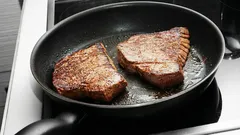 Dacă mâncarea se lipește de tigaie în timpul prăjirii, încearcă acest truc – te ajută să rezolvi problema.