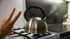 Este într-adevăr periculos să fierbi apa de două ori? Ce spun datele științifice despre asta?