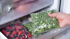 Produse pe care nu ar trebui să le congelezi niciodată, dar mulți o fac totuși.