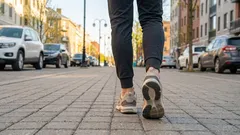 Nu te mai chinui: nu e nevoie să faci 10 000 de pași pe zi pentru a slăbi.