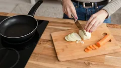 Ce se călește mai întâi: ceapa sau morcovul, ca să obții baza perfectă de legume pentru supă?